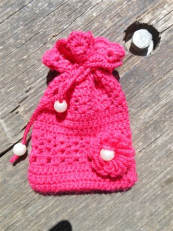 044 gehaakte zakje met parels. Prijs 5,00 euro. Te gebruiken als geurzakje, telefoon hoesje, en nog veel meer mogelijkheden.